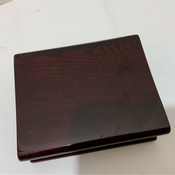 Howard Miller wooden burgundy quartz battery clock - Picture 3 of 4